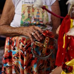 Dona Flori, das Cabloquinhas do Passo de Camaragibe, luta para passar adiante a tradição